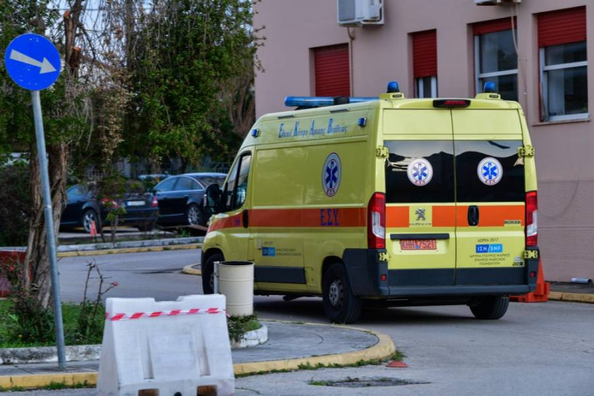 Θεσσαλονίκη: Μεθυσμένος άνδρας επιτέθηκε σε διασώστες του ΕΚΑΒ και έσπασε το ασθενοφόρο