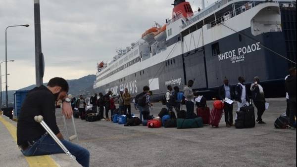 Μόρια: 200 αιτούντες άσυλο αναχωρούν για Πειραιά ⎯ Οι ροές στα νησιά του παραμένουν υψηλές