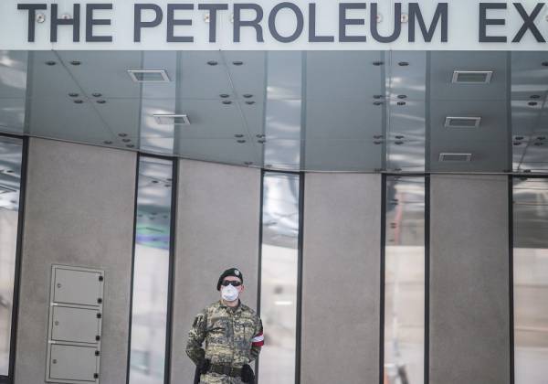 Κορoνοϊός-ΟΠΕΚ: «Mαχαίρι» στην παραγωγή πετρελαίου για να σταματήσει η κατρακύλα των τιμών