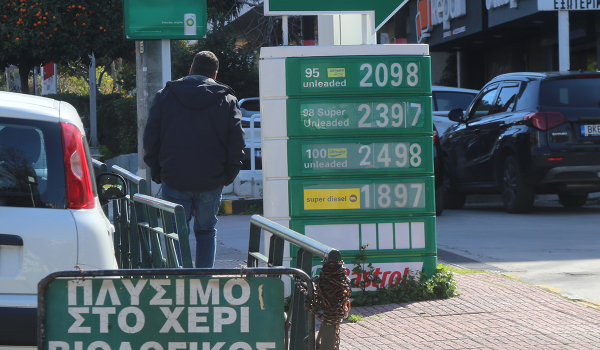 Έρχονται νέες αυξήσεις στην τιμή της βενζίνης - Ξεπέρασε τα 2 ευρώ η αμόλυβδη στα διυλιστήρια