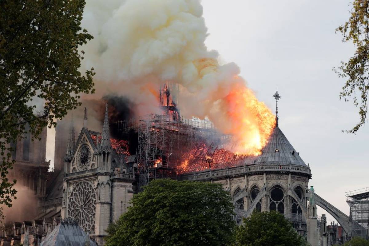 Παναγία των Παρισίων: Ο εμβληματικός γοτθικός ναός καίγεται καθώς πέφτει το σκοτάδι