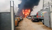 Φωτιά στην Αττική: Τοξικός καπνός από εκρήξεις σε μάντρα αυτοκινήτων - Βίντεο