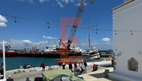 Σπέτσες: Ανέλκυση της θαλαμηγού που προσέκρουσε στο λιμάνι (εικόνες)