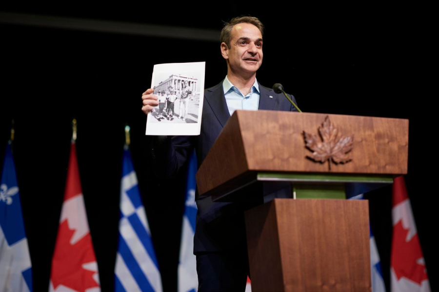 «Ο έφηβος Τριντό στην Ακρόπολη» - Η αναμνηστική φωτογραφία του Μητσοτάκη στον Καναδό Πρωθυπουργό