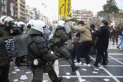 Επεισόδια και προσαγωγές στο πανεκπαιδευτικό συλλαλητήριο στη Θεσσαλονίκη
