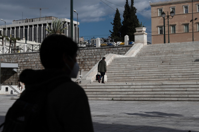 Η Ελλάδα επιμένει να αντιστέκεται στο lockdown με 100 νεκρούς τη μέρα
