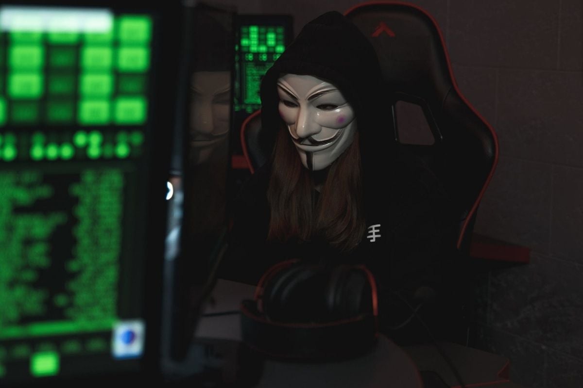 Οι Anonymous χάκαραν την κεντρική ρωσική τράπεζα - Απειλούν με διαρροή 35.000 «μυστικών συμβολαίων»