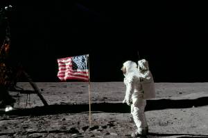 Είναι πια επίσημο: Και δεύτερη σημαία, εκτός από των ΗΠΑ, στη Σελήνη (φωτογραφία)