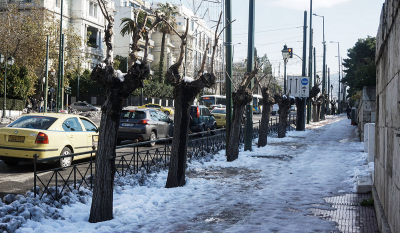 Δήμος Αθηναίων: Ολοκληρώθηκε ο εκχιονισμός των δρόμων – Ξεκίνησε ο καθαρισμός στις πλατείες