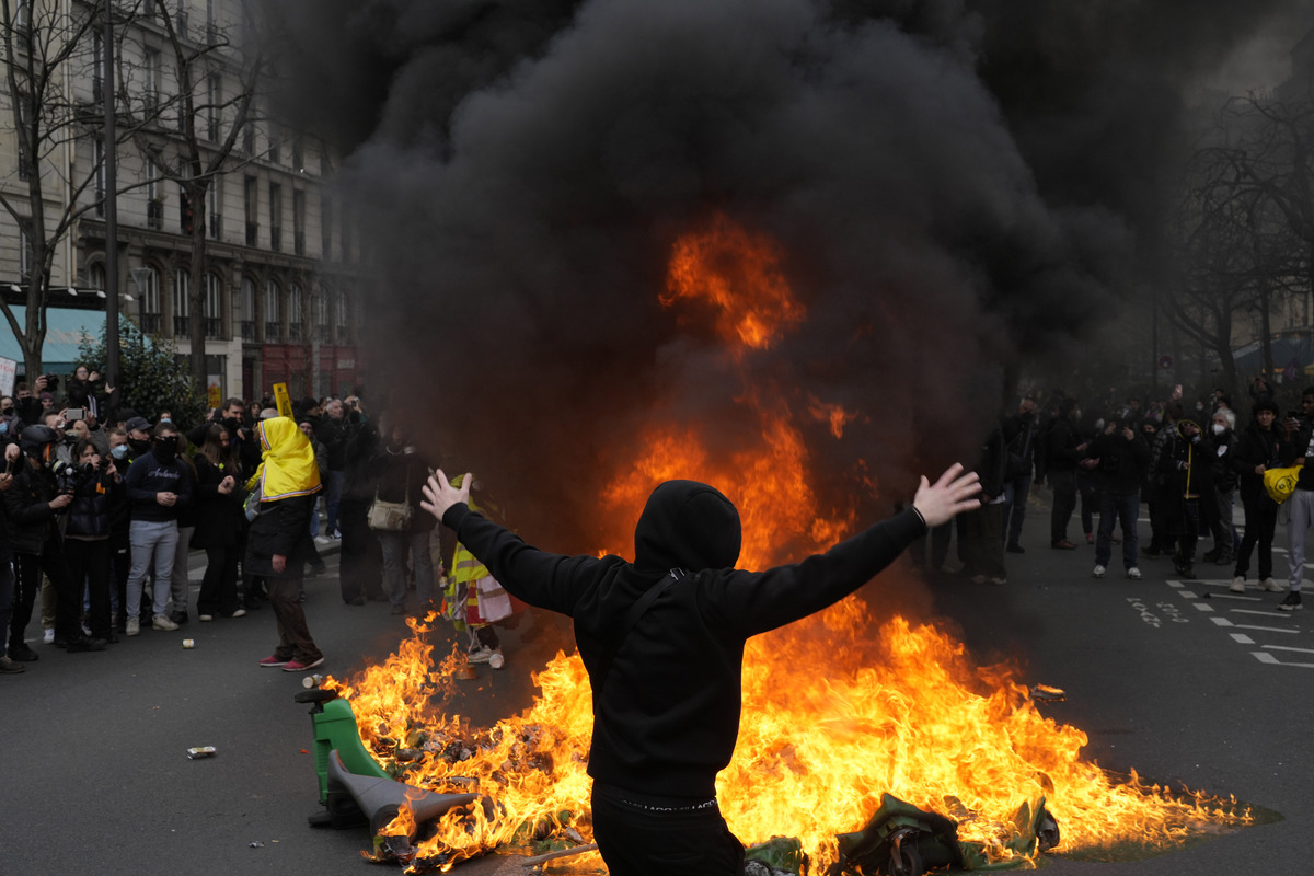 Γαλλία: Νέες διαδηλώσεις και άγρια καταστολή για 10η μέρα (Φωτογραφίες - Βίντεο)
