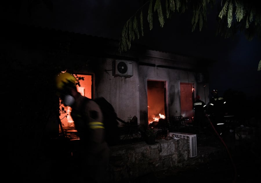 Φωτιά στην Αττική: Νύχτα αγωνίας για τις αναζωπυρώσεις - Περίπολα του στρατού και της ΕΛΑΣ επιτηρούν στα καμένα
