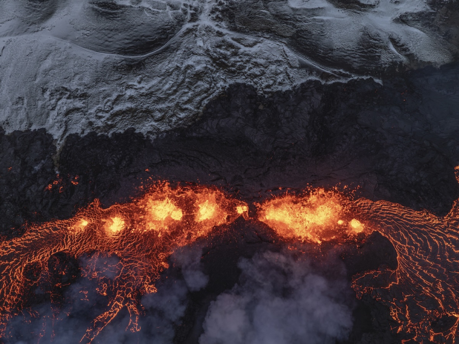 «Σκεφτείτε τέσσερις φορές πριν πλησιάσετε» – Αυστηρή προειδοποίηση για το ηφαίστειο που εξερράγη στην Ισλανδία