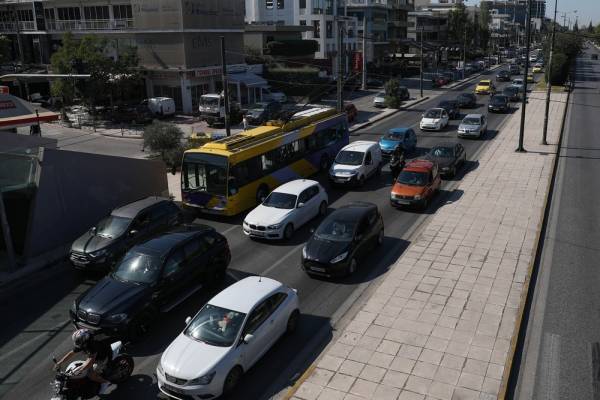 Κίνηση στους δρόμους: Μποτιλιάρισμα στην Λεωφόρο Αθηνών λόγω τροχαίου