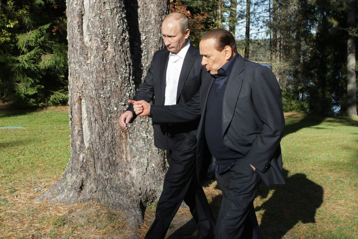 Ο Μπερλουσκόνι έσπασε το εμπάργκο στον Πούτιν: Του έστειλε κρασιά και ένα «τρυφερό γράμμα»