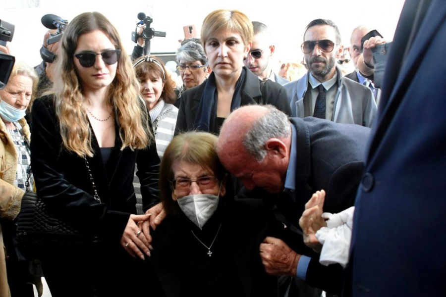 Συγκίνηση στην κηδεία του Νίκου Ξανθόπουλου - Τραγική φιγούρα η σύζυγός του