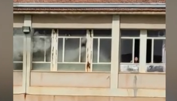 Βίντεο ντοκουμέντο από τη φωτιά στο σχολείο της Άμφισσας – Μαθητές στα παράθυρα ζητούν βοήθεια
