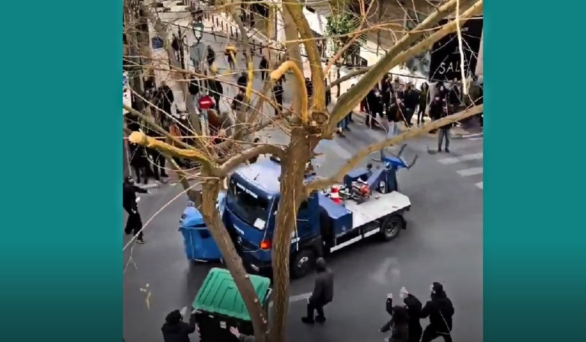 Σοκαριστικό βίντεο: Όχημα της ΕΛΑΣ πέφτει με δύναμη πάνω σε οδόφραγμα διαδηλωτών - Ένας τραυματίας