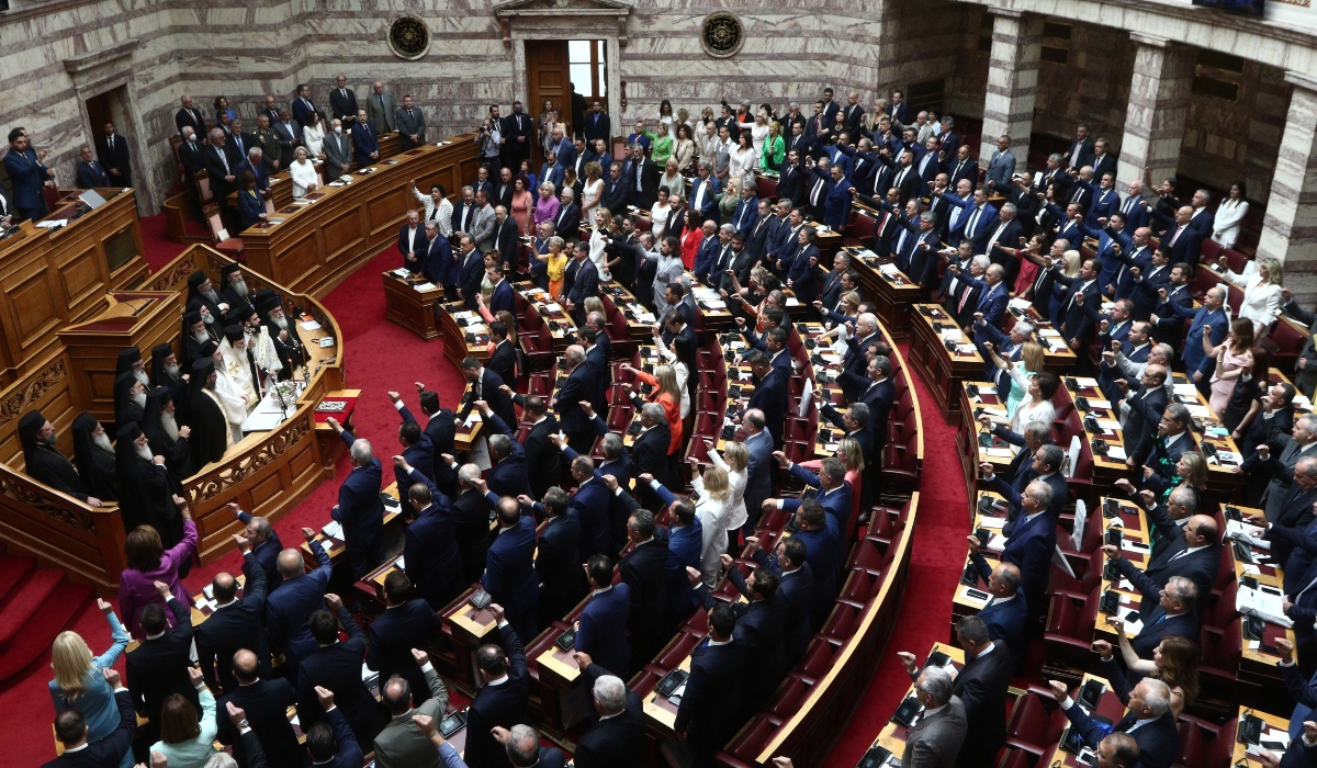 Βουλή: Έντονες διαμαρτυρίες ΣΥΡΙΖΑ σε Τασούλα για την γειτνίαση με τους «Σπαρτιάτες»