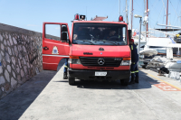 Σπέτσες: Φωτιά στο παλιό λιμάνι – Κάηκε ένα σκάφος
