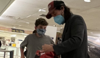 Viral έγινε αγόρι που «τρέλανε» τον Κιάνου Ριβς σε αεροδρόμιο (φωτογραφία)