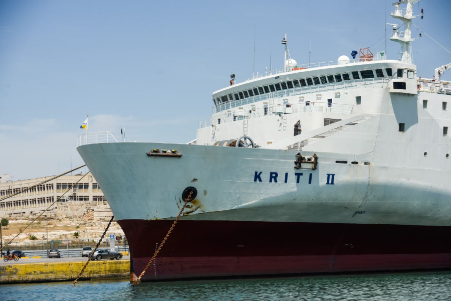 Έφτασε στο λιμάνι του Ηρακλείου το «ΚΡΗΤΗ ΙΙ» που είχε παρουσιάσει μηχανική βλάβη