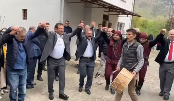 Ο Ιμάμογλου χόρεψε ποντιακά στο χωριό του στην Τραπεζούντα (Βίντεο)