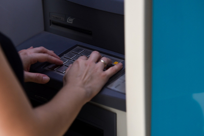 Τέλος σε ATM: Σε ποια σημεία «εξαφανίζονται» τα μηχανήματα