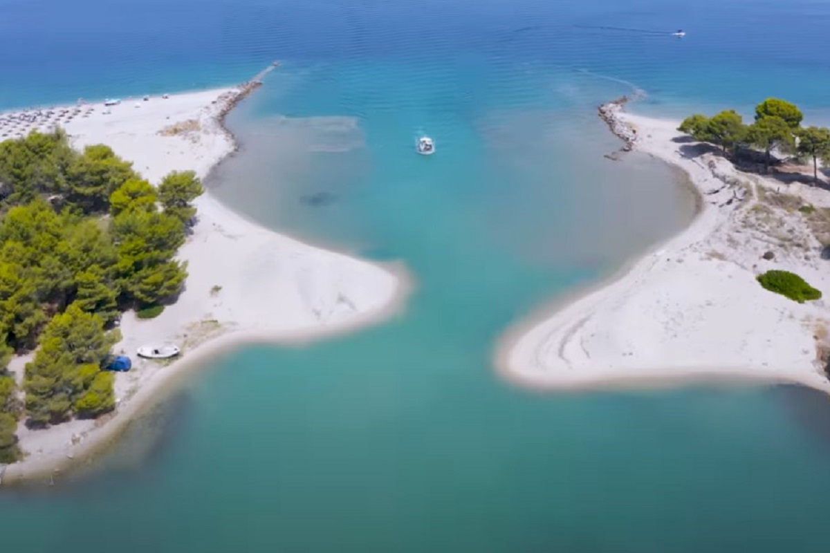 Η «γαλάζια λίμνη» της Ελλάδας που πρέπει να βουτήξεις μια φορά στη ζωή σου