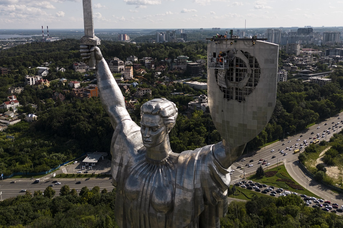 Η Ουκρανία «ξηλώνει» το κομμουνιστικό της παρελθόν - Αφαίρεσαν το σφυροδρέπανο από το μνημείο της Μητέρας Πατρίδας στο Κίεβο
