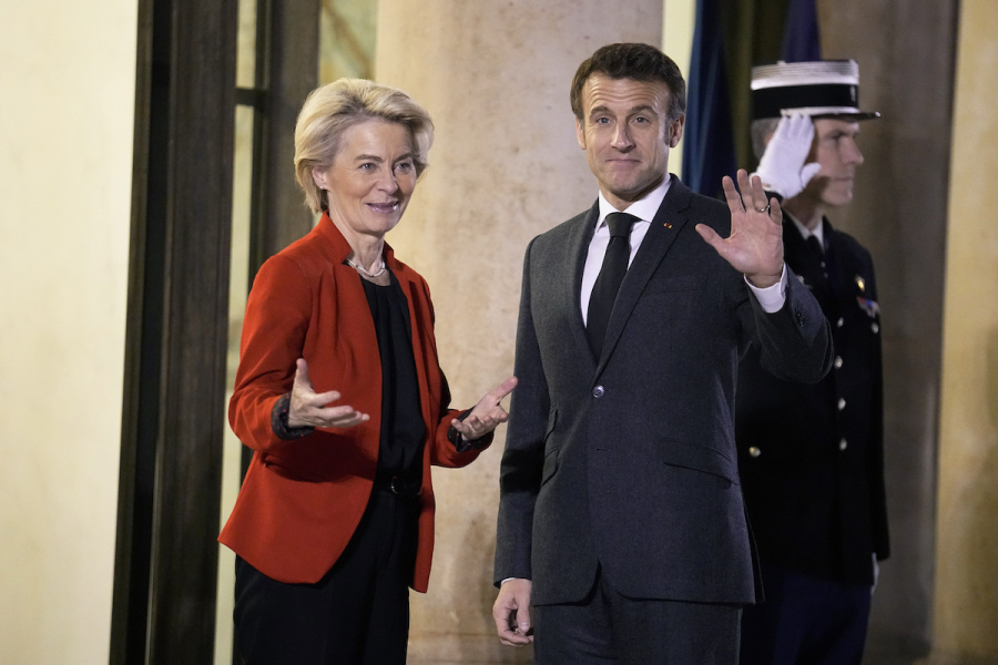 Μακρόν: Ενώ η Γαλλία βράζει, θα ταξιδέψει στην Κίνα με τη φον ντερ Λάιεν