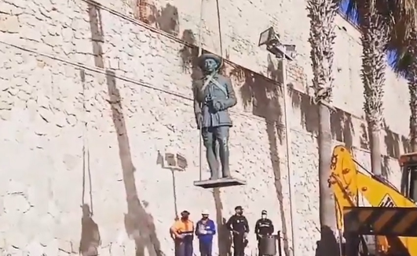 Ισπανία: Ιστορική στιγμή - Αποκαθηλώθηκε το τελευταίο άγαλμα του Φράνκο
