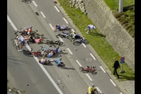 Σφοδρή σύγκρουση σε αγώνα ποδηλασίας - Πάνω από 10 τραυματίες στο νοσοκομείο (Βίντεο)