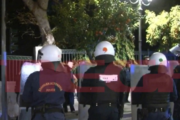 Ένταση μεταξύ φοιτητών και αστυνομίας έξω από το Μαξίμου - Έκλεισε η Ηρώδου Αττικού (εικόνες, βίντεο)