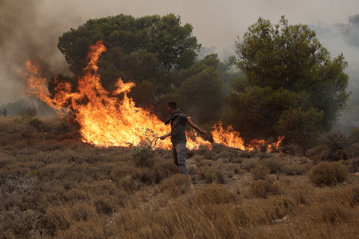 Φωτιά στη Μάνδρα: Αναζωπύρωση στην περιοχή Καραούλι