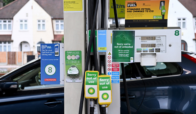 Κρίση καυσίμων στη Βρετανία: Τεράστιες ουρές στα βενζινάδικα – Με πλαφόν το γέμισμα