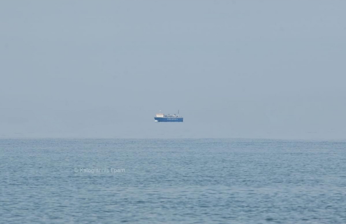 Fata Morgana στη Σκύρο: Εικόνα από το πλοίο που... αιωρείται