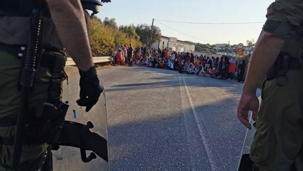 Καθιστική διαμαρτυρία 200 γυναικών προσφύγων στη Μόρια - Συνεχίζονται οι έρευνες για τη φωτιά (video)
