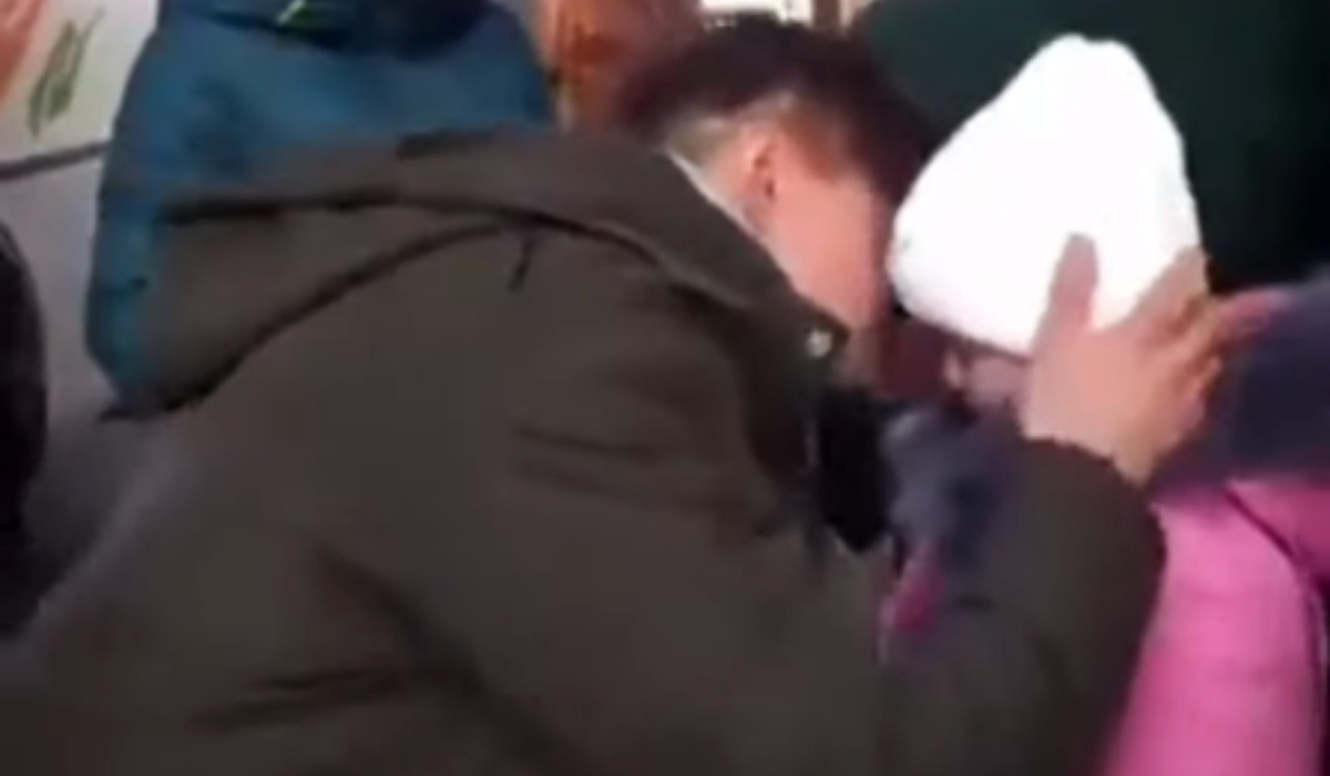Ουκρανία: Η σπαρακτική στιγμή που πατέρας αποχαιρετά την κορούλα του για να πολεμήσει (Βίντεο)