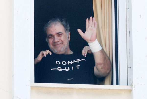 Δημήτρης Σταρόβας: Με υψωμένη γροθιά χαιρετά από το παράθυρο του νοσοκομείου