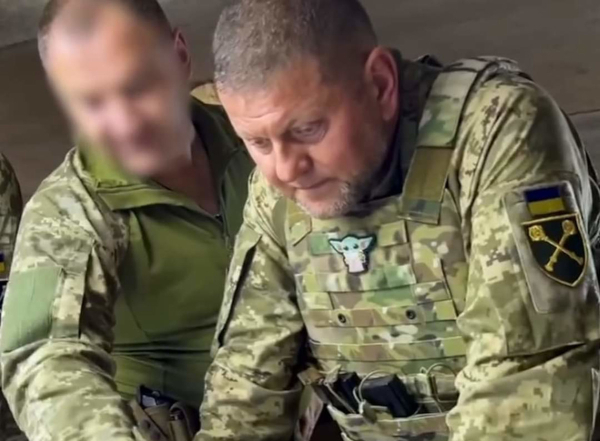 Ουκρανία: Ο ανώτατος στρατιωτικός διοικητής με στολή εμπνευσμένη από το Star Wars (Εικόνες)