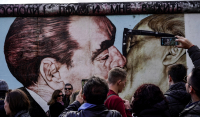 Πέθανε ο Dmitri Vrubel, δημιουργός του γκράφιτι με το φιλί Μπρέζνιεφ - Χόνεκερ