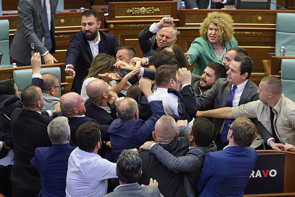 Πεδίο μάχης η Βουλή του Κοσόβου - Μπουγέλωσαν τον πρωθυπουργό, πιάστηκαν στα χέρια (Βίντεο)