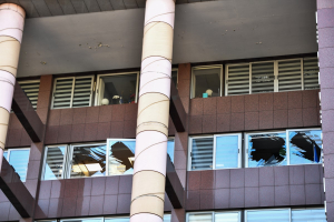 Έκρηξη στη Συγγρού: Γυαλιά - καρφιά το κτήριο της Περιφέρειας Αττικής - «Έπεφταν τζάμια»