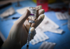 Εμβόλιο AstraZeneca: Θρίλερ με θάνατο 65χρονης στο Ίλιον, πέθανε λίγα λεπτά μετά τον εμβολιασμό της