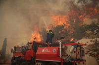 Φωτιά στη Βούλα: Τραυματίστηκε πυροσβέστης - Δυο πολίτες στο νοσοκομείο