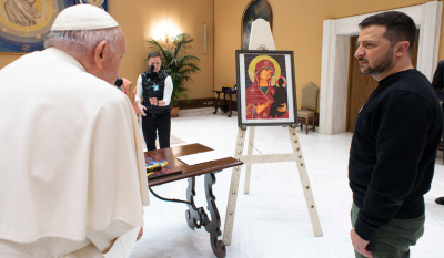 Τα δώρα που αντάλλαξαν ο πάπας Φραγκίσκος και ο Ζελένσκι