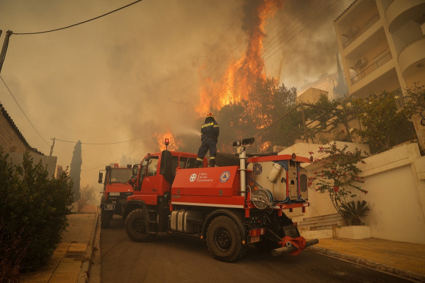 Φωτιά στη Βούλα: Θλιβερός απολογισμός - Κάηκαν 23 σπίτια και 4 οχήματα μέχρι τώρα