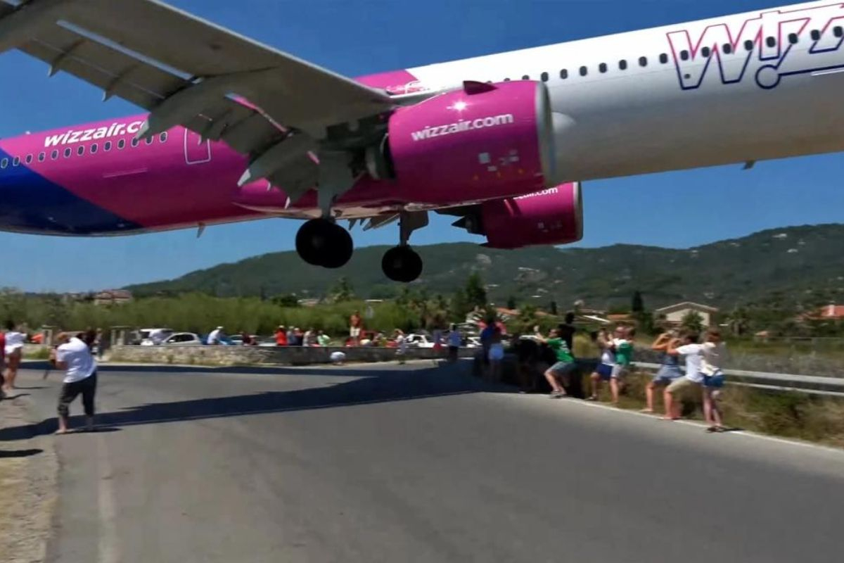 Η πιο τρομακτική προσγείωση στη Σκιάθο: Το αεροπλάνο περνά λίγο πάνω από τα κεφάλια τους (Βίντεο)