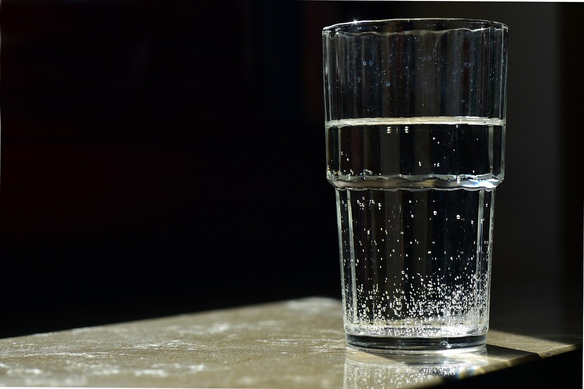 Πότε πρέπει να πίνω νερό: Πριν ή μετά το φαγητό – Τι λένε οι ειδικοί