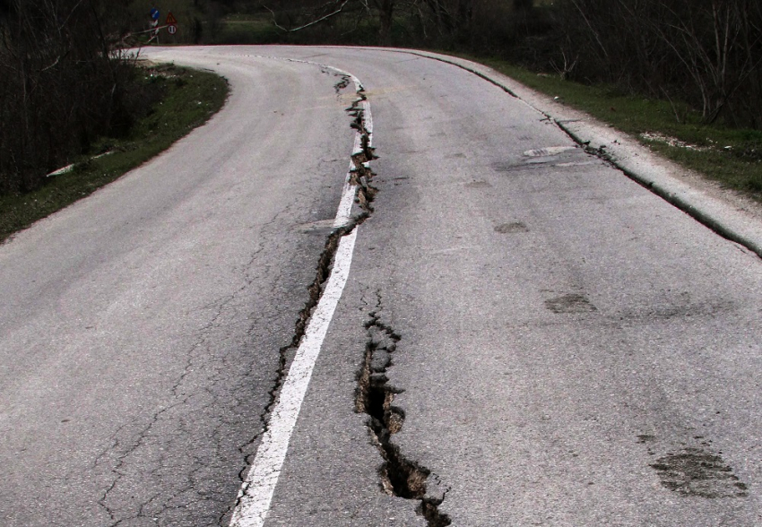 Μεγάλωσε η απόσταση Τρίκαλα - Λάρισα, άνοιξε η γη από τον σεισμό